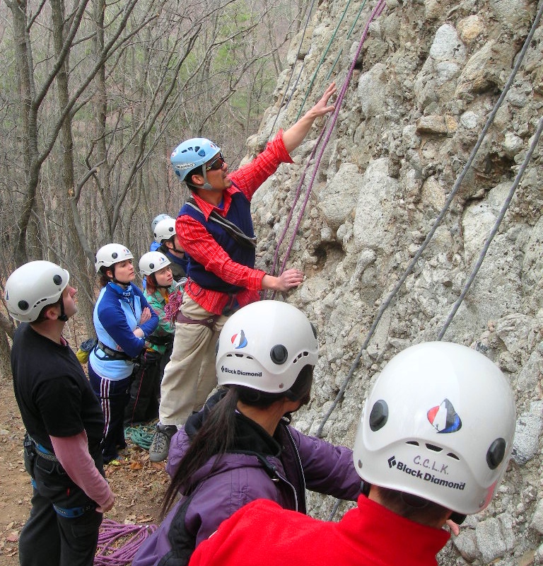 iGuideKorea guide teaching rock climbing technique