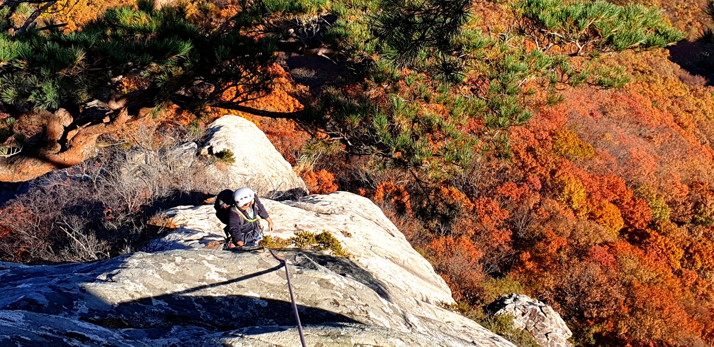 autumn rock climbing with iGuideKorea Daedunsan